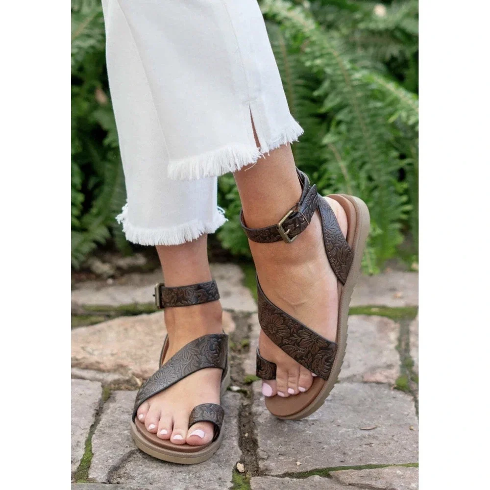 Very G Steffy Tooled Strappy Sandals Women Sz 6 Brown Gladiator Boho Flats